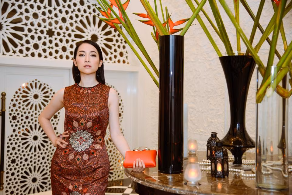 Chim công làng múa diện chiếc váy bó sát họa tiết lạ mắt tôn lên làn da trắng và vóc dáng thon gọn.