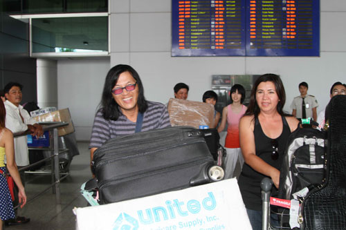 Sau gần 10 năm xa quê hương, cặp đôi nở nụ cười hạnh phúc ngày trở về. (Ảnh: Ihay)