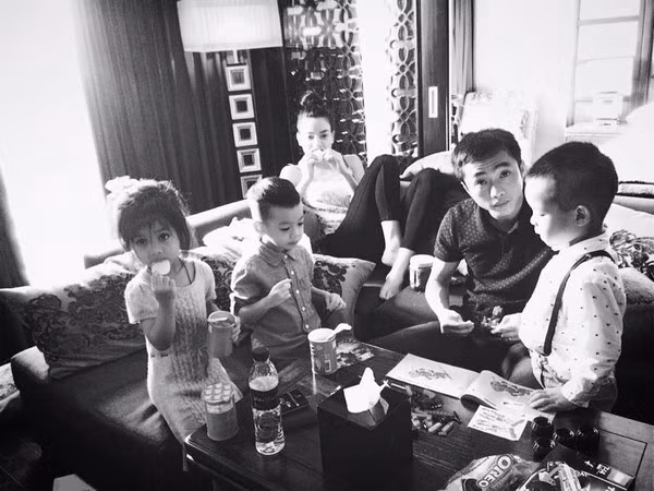 Nhìn giây phút hạnh phúc viên mãn của gia đình Hà Hồ khiến nhiều người ghen tị. Ở đời thường, Hồ Ngọc Hà là bà mẹ giản dị nhưng hết mực yêu thương con.