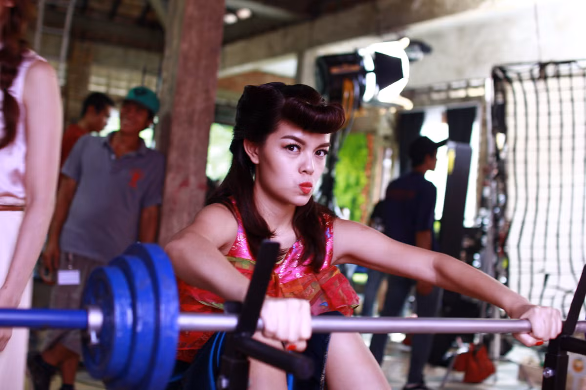 Tạo hình trẻ trung, đáng yêu của nữ ca sĩ Phạm Quỳnh Anh trong phim.