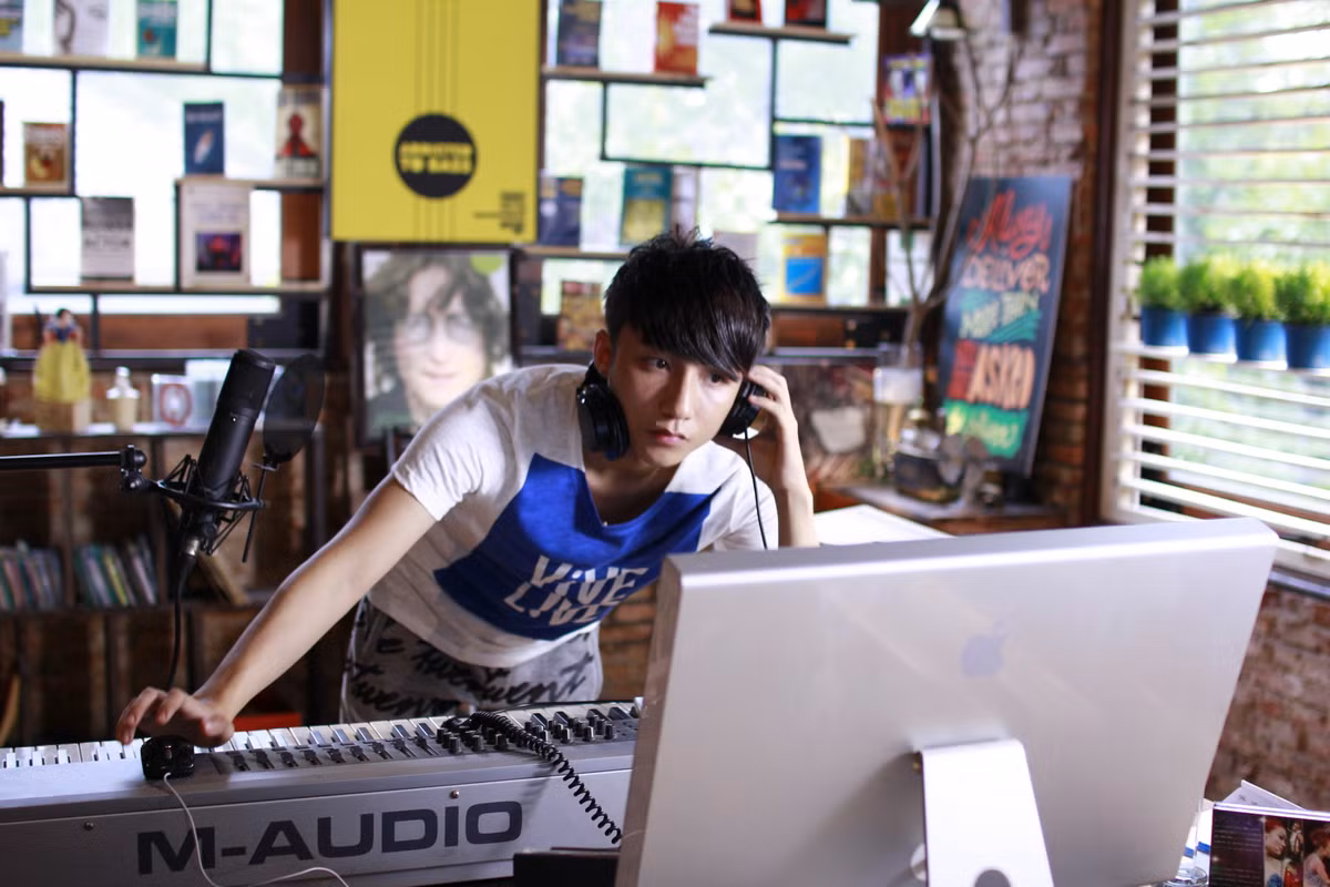 Sơn Tùng M-TP tập trung diễn xuất trong một phân cảnh.