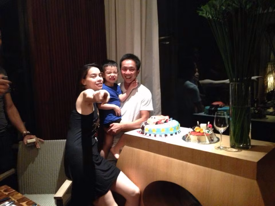 Tuy nhiên, vài tháng trở lại đây, những hình ảnh hạnh phúc này trở nên hiếm hoi và thưa dần. Hồ Ngọc Hà thường xuyên bị bắt gặp một mình đưa con trai đi theo các chuyến lưu diễn. Xâu chuỗi các hoạt động của cặp đôi này, rất dễ nhận ra hạnh phúc của họ đang thật sự có khúc mắc từ rất lâu và Hà Hồ cố gắng vượt qua nhưng bất thành.