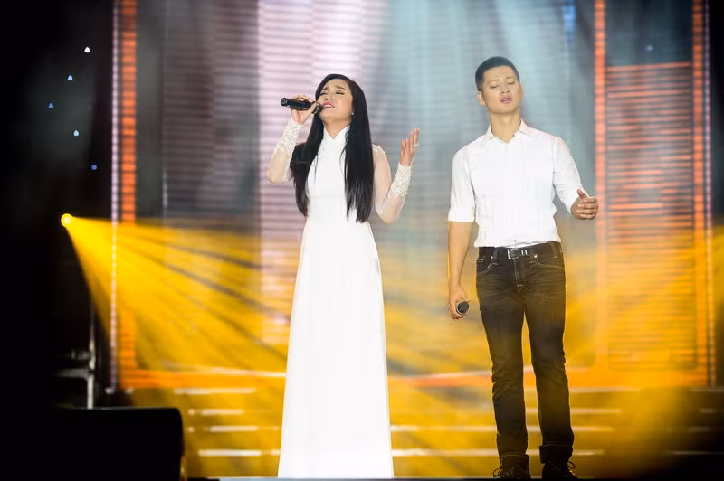 Phần cuối chương trình, Đức Tuấn tiếp tục khiến khán giả bất ngờ khi thể hiện Sa mưa giông, Xanh bạc mái đầu, Tình ca phố - Phố đêm - Umbrella - Singing in the rain trong hiệu ứng mưa đẹp mắt.