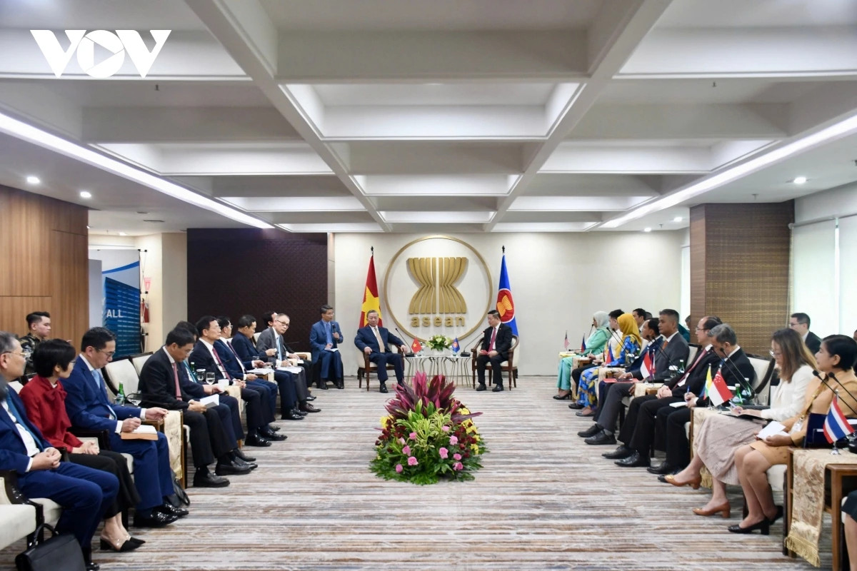 Lần đầu tiên Tổng Bí thư ĐCS Việt Nam thăm Ban Thư ký ASEAN - Hình 5 Lan dau tien Tong Bi thu DCS Viet Nam tham Ban Thu ky ASEAN-Hinh-5