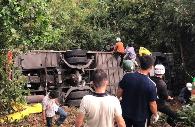 Xe cho 36 nguoi lao xuong vuc sau va cham xe tai tren deo Bao Loc
