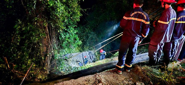 Xe cho 36 nguoi lao xuong vuc sau va cham xe tai tren deo Bao Loc-Hinh-2