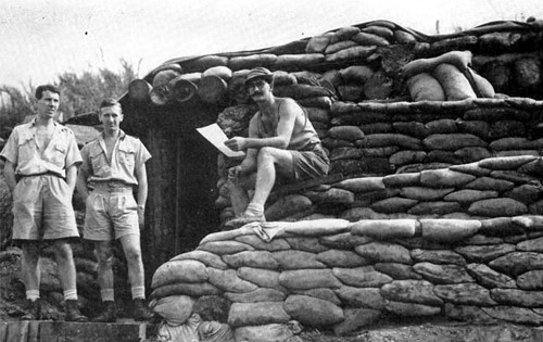 Boongke chỉ huy các chiến dịch tại sân bay Henderson tháng 7/1943.