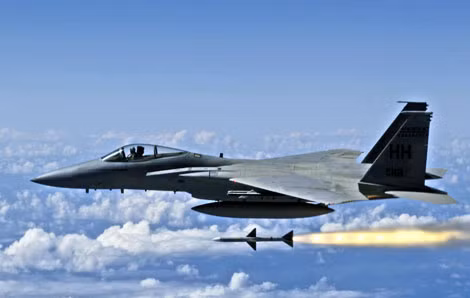 F-15 phóng tên lửa không đối không tầm xa.