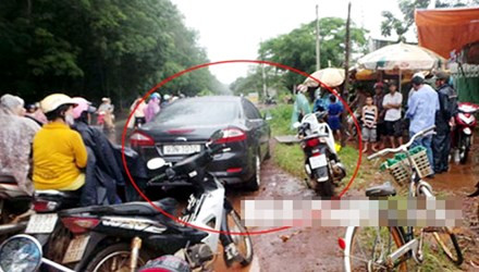 Dù đã có vợ và 3 con, ông Giám đốc cầu đường Trúc Huệ vẫn đeo bám, quấy rối nhằm buộc chị Thủy... phải làm người tình.