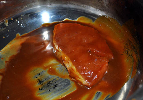 Theo hướng dẫn trên bao bì sản phẩm trên, chất phụ gia này có màu nâu sẫm và một gram thịt thành phẩm cần đến 2-5 gram “hương vị bò”. Sau khi tẩm ướp miếng thịt lợn qua chất phụ gia, đợi khoảng nửa tiếng đồng hồ để gia vị ngấm đều thì miếng thịt lợn đã đổi màu nâu sậm, giống hệt thịt bò