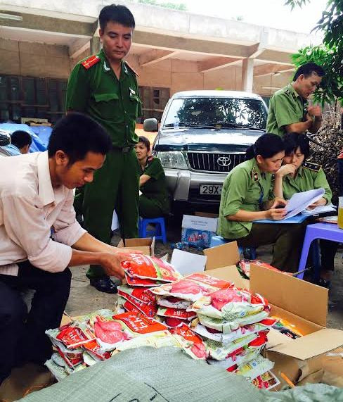 Đại diện Công ty TNHH Đầu tư và Thương mại Dong Yang Nong San (có địa chỉ tại số 107 đường Ngụy Như Kon Tum, phường Nhân Chính, quận Thanh Xuân, Hà Nội) cho biết, số phụ gia thực phẩm nói trên có nguồn gốc xuất xứ từ Trung Quốc. Công ty mua về để bán cho các nhà hàng, cơ sở kinh doanh ăn uống. C ác loại thịt nếu được bôi phụ gia thực phẩm sẽ luôn tươi và mềm. Đặc biệt, một vài loại thịt nạc màu đỏ nếu ngâm trong dung dịch có chứa phụ gia này sẽ có màu sắc, mùi vị giống như thịt bò Úc. Ảnh: Petrotimes
