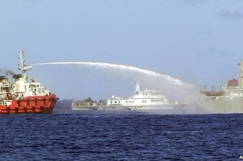 Tàu Trung Quốc phun vòi rồng vào tàu Việt Nam.