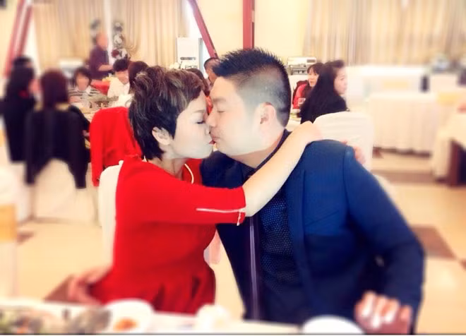 Nữ ca sĩ trao cho vị hôn phu nụ hôn tình tứ ngay trước sự chứng kiến của người thân.