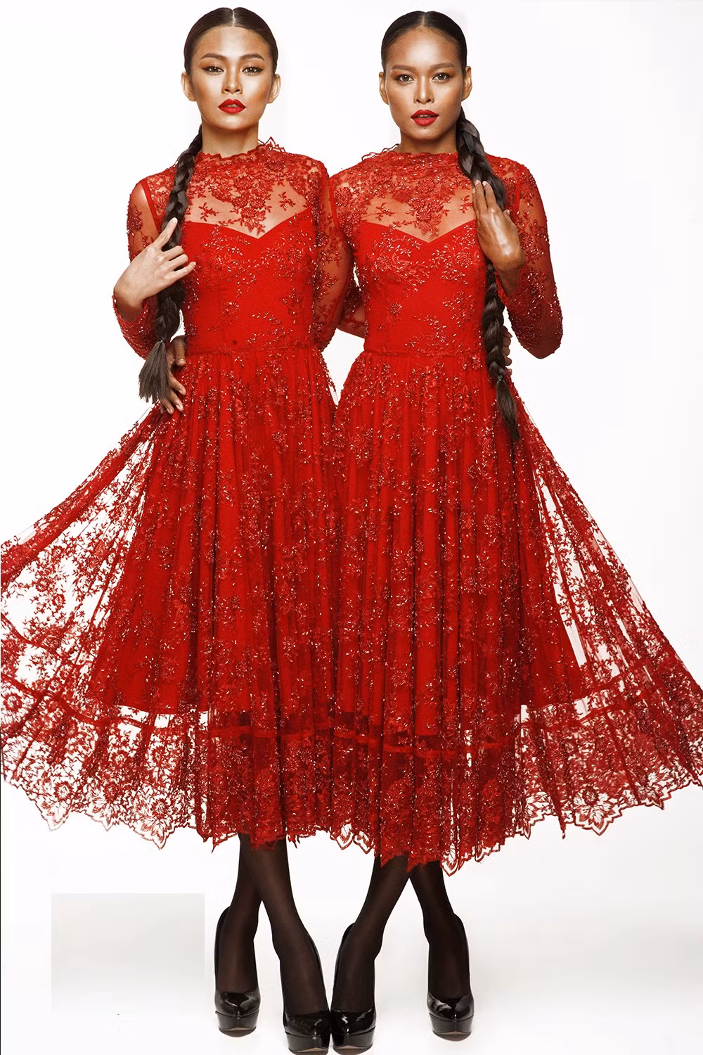 Hầu hết trang phục hạn chế tối đa những họa tiết, phụ kiện đi kèm nhưng vẫn toát lên vẻ sang trọng, lộng lẫy.