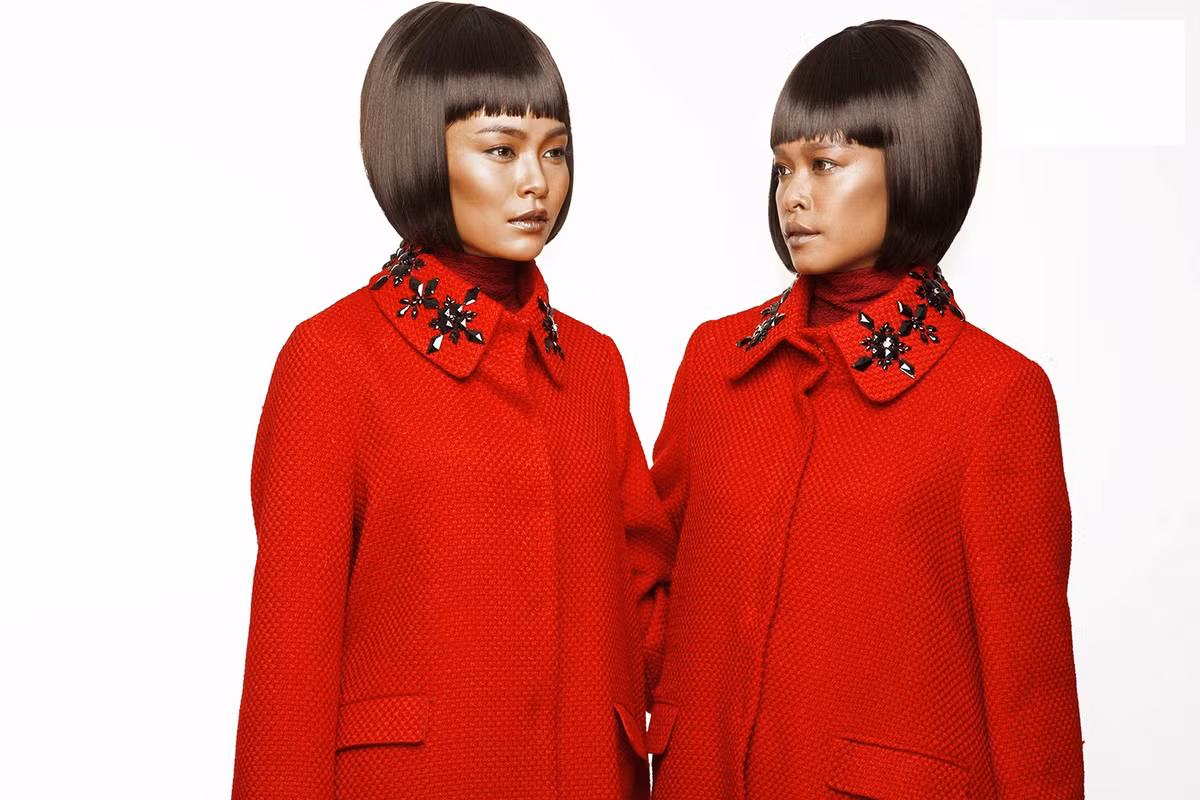 Trong shoot hình này, 2 người mẫu như cặp song sinh thực sự từ biểu cảm, ánh mắt....