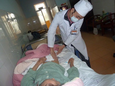 Bác sĩ đang thăm khám vết mổ cho bà Nguyễn Kim C.