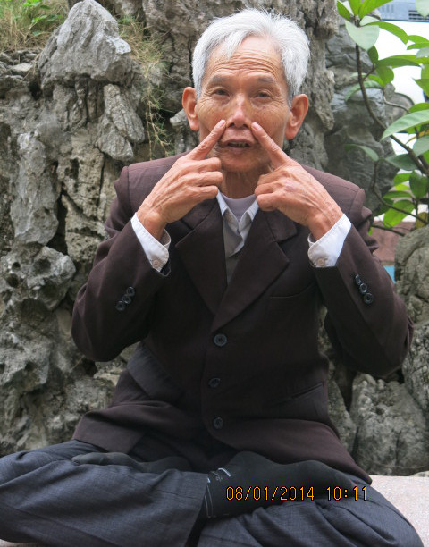 Ông Ký đang ngồi tập xoa bóp và hít thở thanh lọc khí.