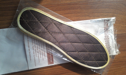 Miếng lót giầy hương quế được quảng cáo có tác dụng chữa bệnh.