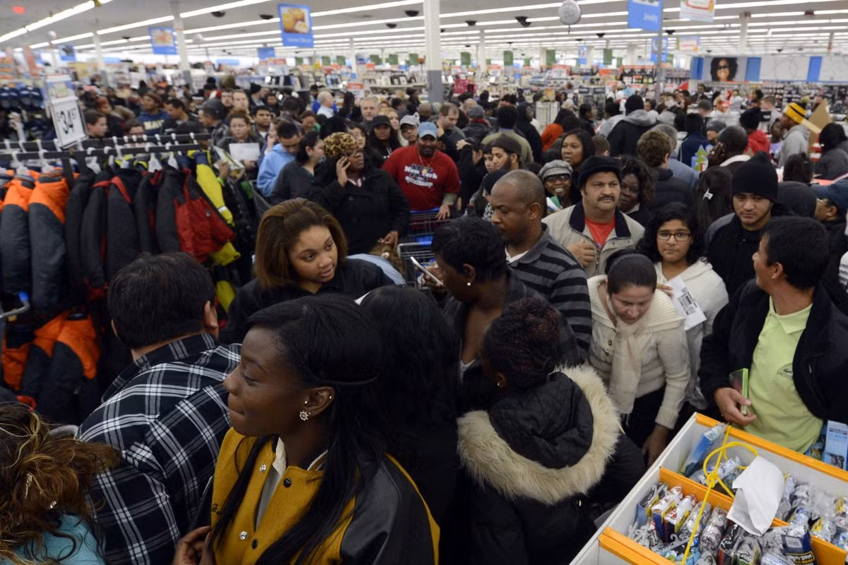 Không chỉ ùn ùn mua sắm...