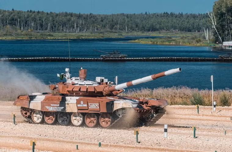 Nhìn sang phía bên kia là một chiếc cầu phao – một trong những bài thi mà các đội tăng phải vượt qua.