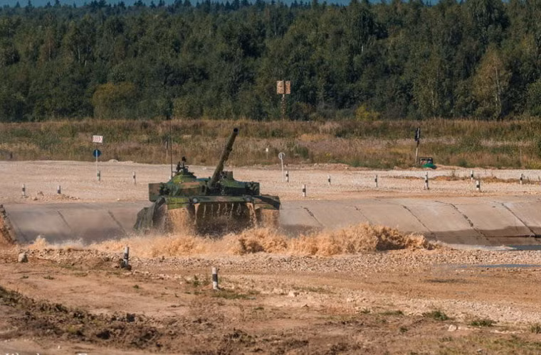 Xe tăng Type 96A của Trung Quốc cùng xe tăng T-72 của 11 quốc gia đang tham dự cuộc thi Tank Biathlon tại thao trường Albino, Nga tiếp tục các màn đua tài nảy lửa nhằm tìm ra đội vô địch.