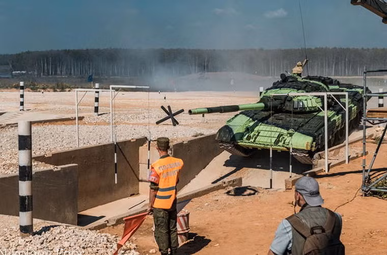 T-72B vượt hố sâu.