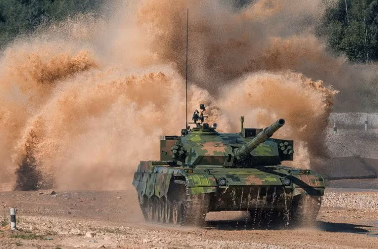 Xe tăng Type 96A của Quân đội Trung Quốc để lại cột nước lớn sau khi vượt qua hào nước chướng ngại.