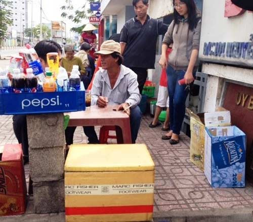 Người chạy xe ôm Hồ Văn Hồng đang kể lại chuyện chở người phụ nữ bắt cóc trẻ sơ sinh.