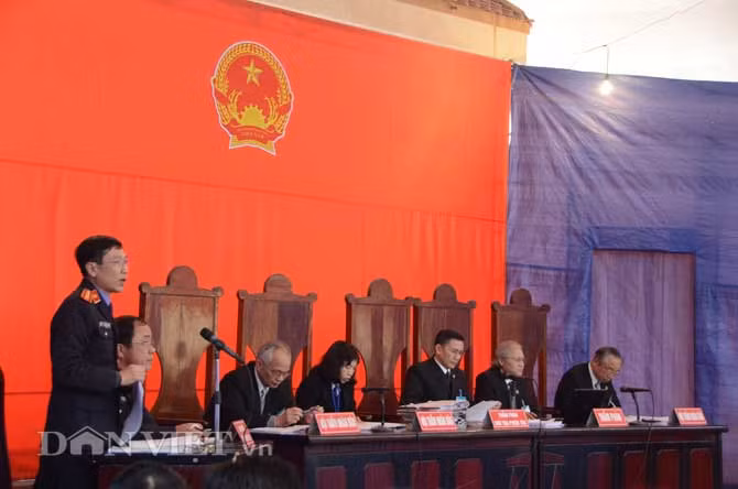Đúng 8h sáng nay (3/1), phiên tòa chính thức được tiến hành tại trại tạm giam Công an Quảng Ninh.