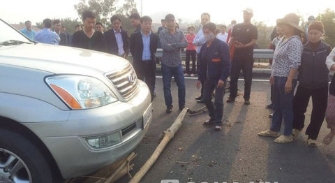 Trước đó, một số người dân thuộc xã Hương Sơn, huyện Tam Đảo, tỉnh Vĩnh Phúc đã dùng cây, gỗ có đinh chắn ngang đường cao tốc này để phản ứng việc đền bù thấp và công trình nhà cửa chịu ảnh hưởng bởi rung chấn trong quá trình thi công tuyến đường trên.