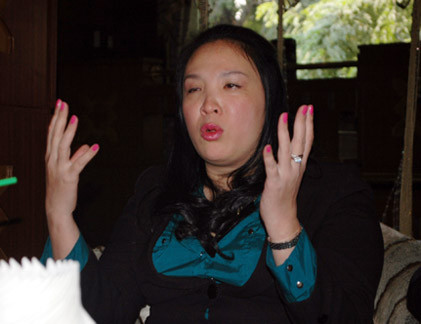 Nhìn chung trang phục của bà lịch sự, giản dị