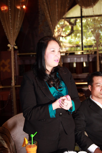 Bà cao khoảng 165 cm - 170 cm