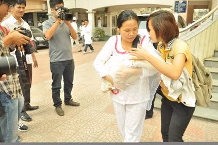 Cháu bé sơ sinh bị bắt cóc ở viện C sau khi được trở về với mẹ và xuất viện.