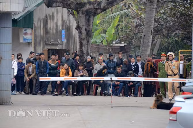 Rất đông người dân đến theo dõi diễn biến phiên xử bên ngoài cổng trại giam.