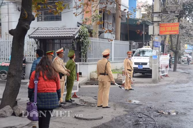 Ngoài cổng, lực lượng an ninh thắt chặt đảm bảo cho phiên xét xử.