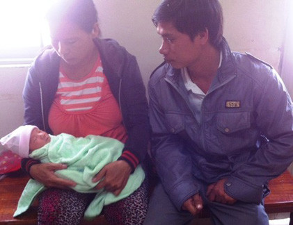 Vợ chồng chị Tâm vui mừng khôn xiết khi tìm lại được con.