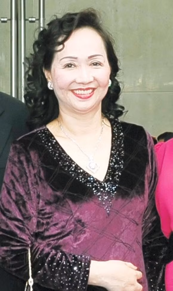 8.Tại phiên tòa xử Dương Tự Trong mới đây, Dương Chí Dũng đã khai, thông qua sự quen biết với ông Lê Công Minh – Tổng giám đốc Cảng Sài Gòn, ông Dũng đã nhận 1 triệu USD từ bà Trương Mỹ Lan - Chủ tịch Công ty cổ phần đầu tư Vạn Thịnh Phát để chuyển cho một "ông anh" ở Bộ Công an nhằm “lót tay” cho việc chuyển đổi công năng, mục đích sử dụng đất khu cảng Nhà Rồng – Khánh Hội, Quận 4 sau khi cảng Sài Gòn di dời.