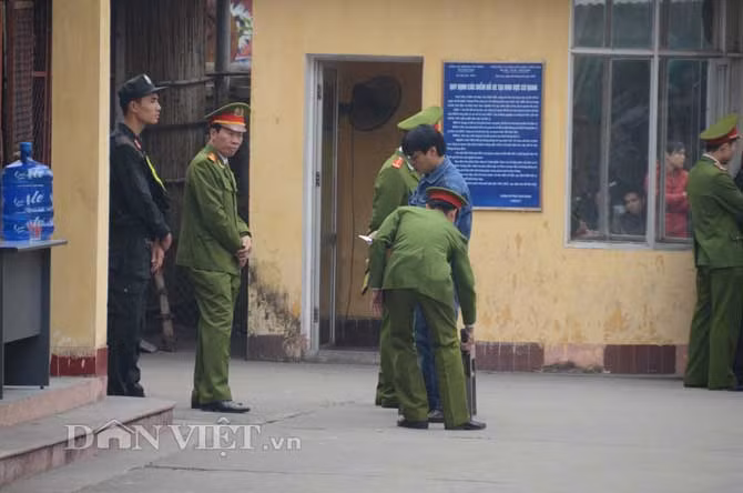 Tất cả người vào tham dự phiên tòa đều phải qua kiểm tra an ninh chặt chẽ.