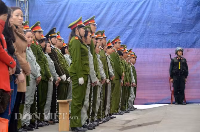 Mỗi bị cáo được ít nhất 2 chiến sĩ công an bảo vệ.