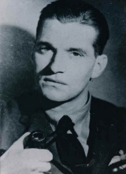 “Johnnie” Johnson là thủ lĩnh phi đội bay 610 Squadron của Không quân Hoàng gia Anh (RAF), đã thực hiện hơn 1.000 nhiệm vụ mà chưa từng bị bắn rơi một lần nào.