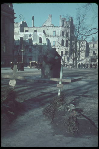 Thi thể người dân Ba Lan được chôn cất tạm bợ ngay ở các con phố, công viên khi phát xít Đức xâm lược đất nước này.