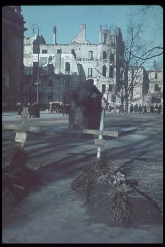 Thi thể người dân Ba Lan được chôn cất tạm bợ ngay ở các con phố, công viên khi phát xít Đức xâm lược đất nước này.