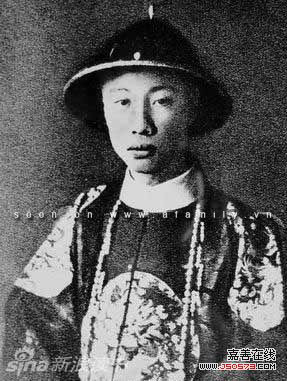 Hoàng đế Phổ Nghi đã bị giam cầm 15 năm. Hồi đầu, vị hoàng đế cuối cùng trong lịch sử Trung Quốc bị giam ở Nga sau đó là ở Trung Quốc.