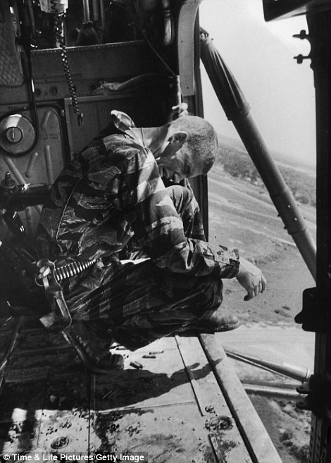 Farley khóc ngay trên trực thăng YP 3 sau khi trung úy Magel qua đời. Ảnh chụp của nhiếp ảnh gia tạp chí LIFE Larry Burrows ghi lại một ngày sinh tử của lính Mỹ trên một trực thăng hồi tháng 3/1965.