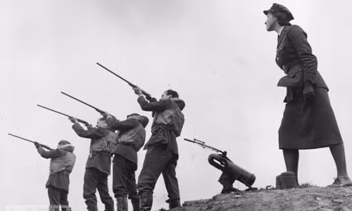 Các thành viên của phi đội máy bay Spitfire luôn mặc áo phi công để sẵn sàng lên đường làm nhiệm vụ trong bất cứ hoàn cảnh nào khi có lệnh từ cấp trên. Trong ảnh là các thành viên đang tập bắn mục tiêu bằng đất sét.