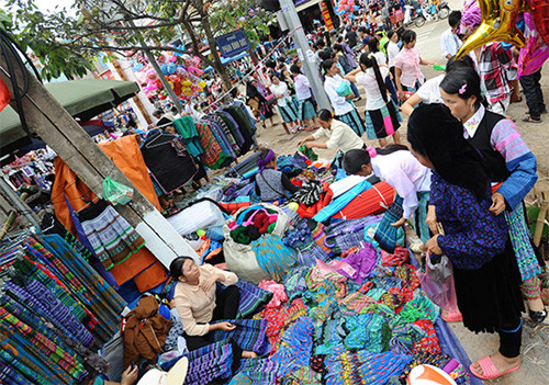 Cũng có mối tình không dẫn đến hôn nhân nhưng vẫn giữ mối quan hệ bạn bè, họ gặp lại nhau trong đêm Tết, thăm hỏi động viên nhau trên bước đường đời.