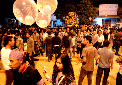 Du khách đến hội rất nhiều người mua váy áo người Mông mặc trong lễ hội.