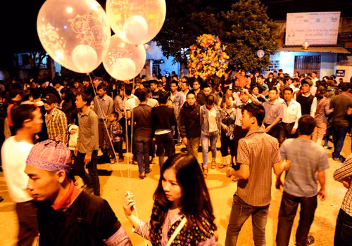 Du khách đến hội rất nhiều người mua váy áo người Mông mặc trong lễ hội.