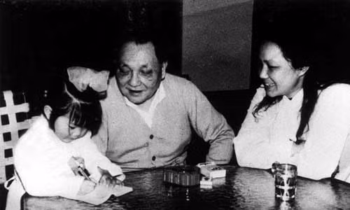 Phút giây hạnh phúc của Đặng Tiểu Bình bên các thành viên trong gia đình.