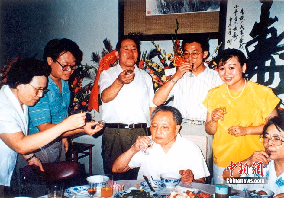 Các thành viên trong gia đình Đặng Tiểu Bình uống mừng sinh nhật lần thứ 84 của nhà lãnh đạo Trung Quốc ngày 22/8/1988.